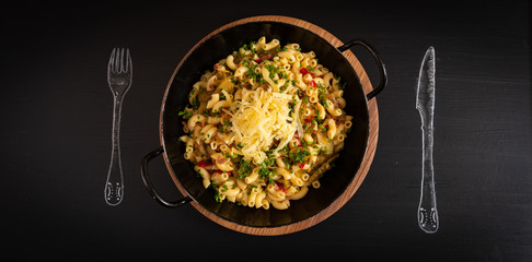 Nudelpfanne mit Pfefferoni und Käse