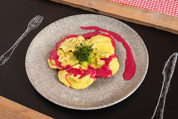 Nudeltaschen mit Marinade und Schnittlauch