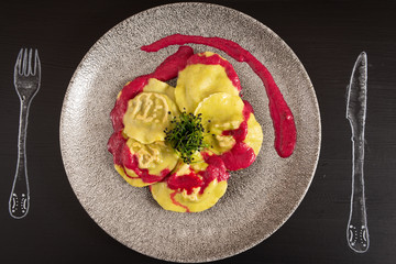 Nudeltaschen mit Marinade und Schnittlauch