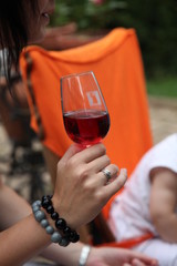 Femme tenant un verre de vin