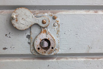 Spion in einer Zellent&uuml;r im Gef&auml;ngnis