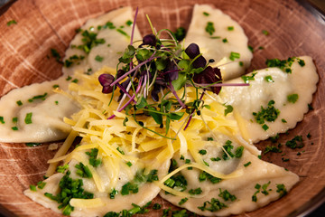 Nudelteigtaschen mit Butterauce und Schnittlauch
