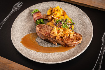 Rindsteak mit Bratkartoffeln und Speckbohnen