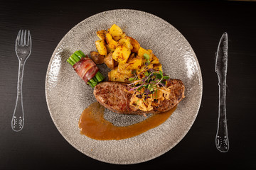 Rindsteak mit Bratkartoffeln und Speckbohnen