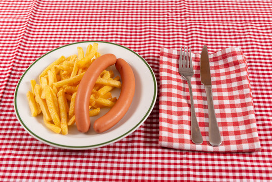 Frankfurter mit Pommes Fites