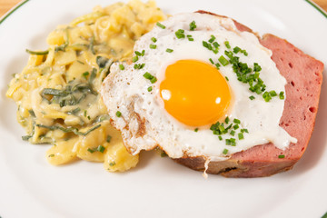 Gebratener Leberkäse mit Berlauchkartoffelsalat