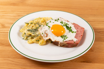 Gebratener Leberkäse mit Berlauchkartoffelsalat