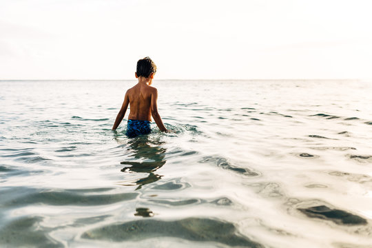 LE PETIT GARCON ET LA MER