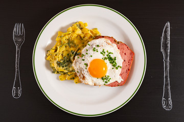 Gebratener Leberkäse mit Berlauchkartoffelsalat