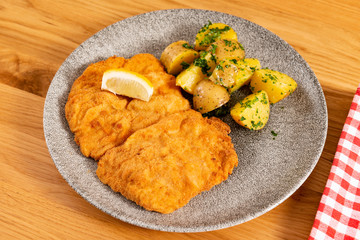 Wienerschnitzel mit Petersilienkartoffel