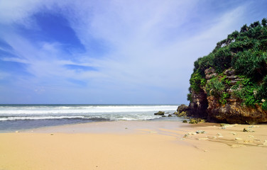 natural views of the south coast in the Yogyakarta region. This beach is named "Drini beach". This beach is white sand, next to it are cliffs and many rocks. This beach is perfect for those of you who