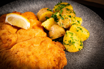 Winerschnitzel mit Petersilienkartoffel und Butter6