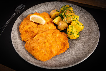 Winerschnitzel mit Petersilienkartoffel und Butter6