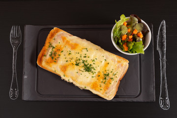 Feinschmeckertoast mit Salat