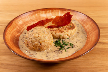 Fleischlaibchen mit Knödel an Rahmsauce mit Pilzen und Speck
