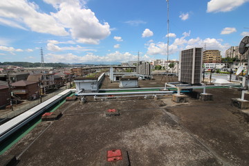 劣化したビルの屋上と青空