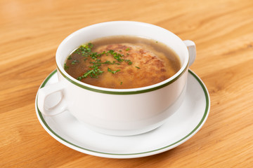 Brätknödelsuppe mit Schnittlauch und einer Kraftbrühe