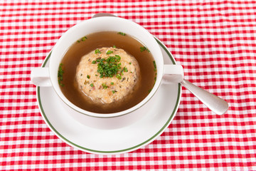 Knödelsuppe mit Schnittlauch und Kraftbrühe