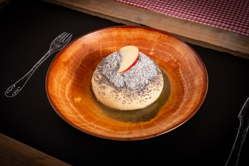Germmknödel mit Butter und Mohn