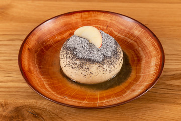 Germmknödel mit Butter und Mohn