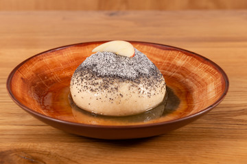 Germmknödel mit Butter und Mohn