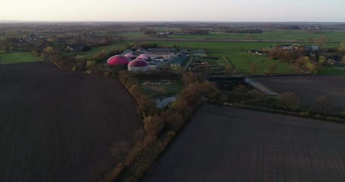 Biogasanlage zur Stromerzeugung und Energiegewinnung bei einem Drohnenflug