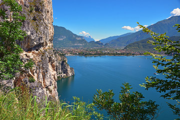 Fototapeta na wymiar Alte Ponale Straße mit Blick auf Riva und den Gardasee