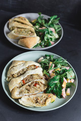 Hackfleischstrudel mit Kohl und Paprika, dazu Feldsalat mit Birne und Preiselbeerdressing