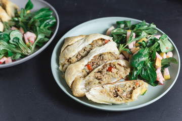 Hackfleischstrudel mit Kohl und Paprika, dazu Feldsalat mit Birne und Preiselbeerdressing