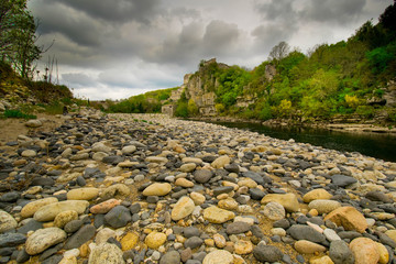 Flusslandschaft der Ardèche bei Balazuc