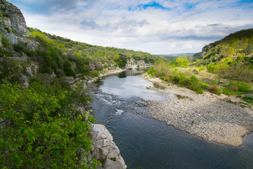 Fototapeta na wymiar Flusslandschaft der Ardèche bei Balazuc