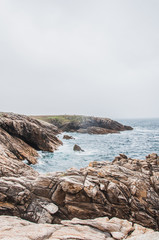 Plage et falaise à Quiberon dans le Morbihan en France