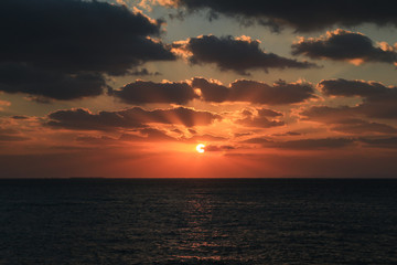 Fototapeta premium 바다위 아름답고 강렬한 선셋