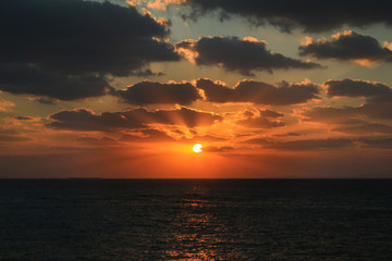 바다위 아름답고 강렬한 선셋