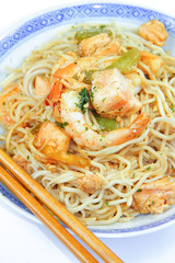 nouilles au poulet et crevettes