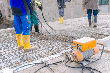 Die erste Etage wird ausgebaut, zuerst wird mit Beton gleichm&auml;&szlig;ig  &uuml;bergossen. 