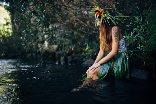 JEUNE FILLE A LA RIVIERE