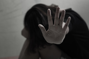 Young girls were detained and tortured in the concept of women in the trafficking of people, the concept of human trafficking.