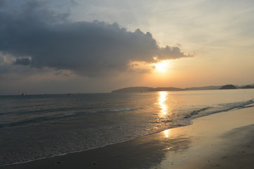 Obraz premium Atardecer en una Playa de Tailandia