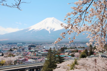 晴れた春の日の富士山と町
