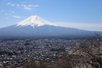 晴れた春の日の富士山と町