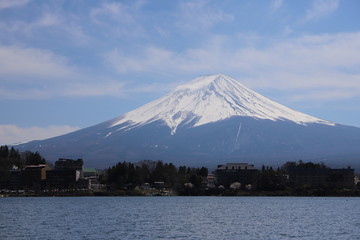 河口湖　湖畔の富士山