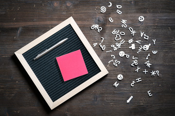 Letterboard mit Buchstaben auf Holzuntergrund