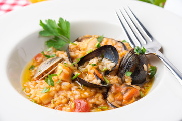 Risotto alla pescatora, tipico piatto mediterraneo a base di riso con frutti di mare