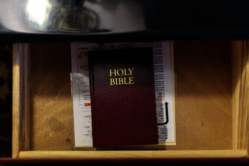 Biblia en cajón de mueble