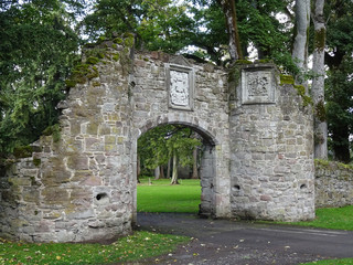 Ruine vom Stadttor in der Festungsmauer von Scone Palace Perth Schottland