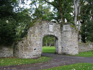 Fototapeta na wymiar Ruine vom Stadttor in der Festungsmauer von Scone Palace Perth Schottland