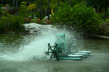 Wasserrad in Teich in Thailand