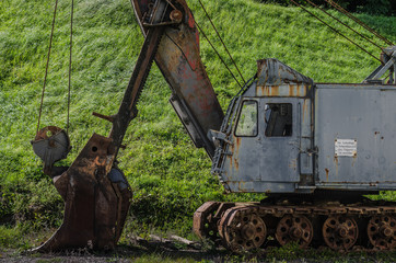 alter rostiger bagger