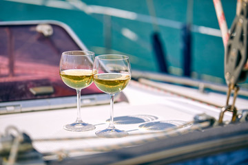 Obraz premium Pair of wineglasses against the yacht